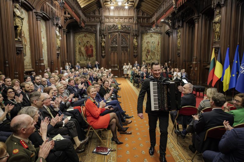 Lietuvos valstybės atkūrimo dienos proga Briuselio rotušėje skambėjo Martyno Levickio akordeono muzika